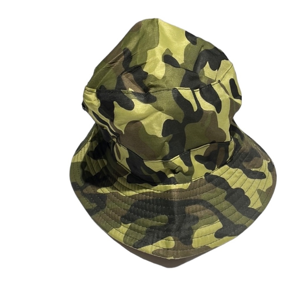 Boys camouflage bucket hat with side zipper. NWOT